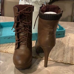 Brown platform heeled snowboots